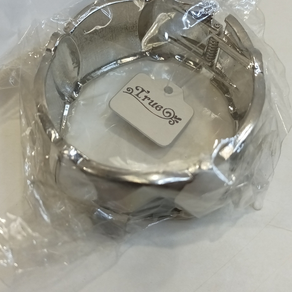 TRUE Brand Black And White Enamel Oval Silver Tone Hinged Clamper Bracelet NEW - Picture 2 of 5